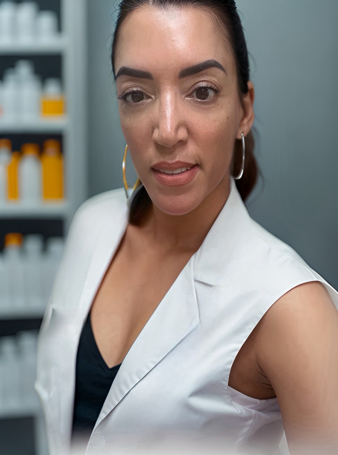 Dra. Roz formulando skincare